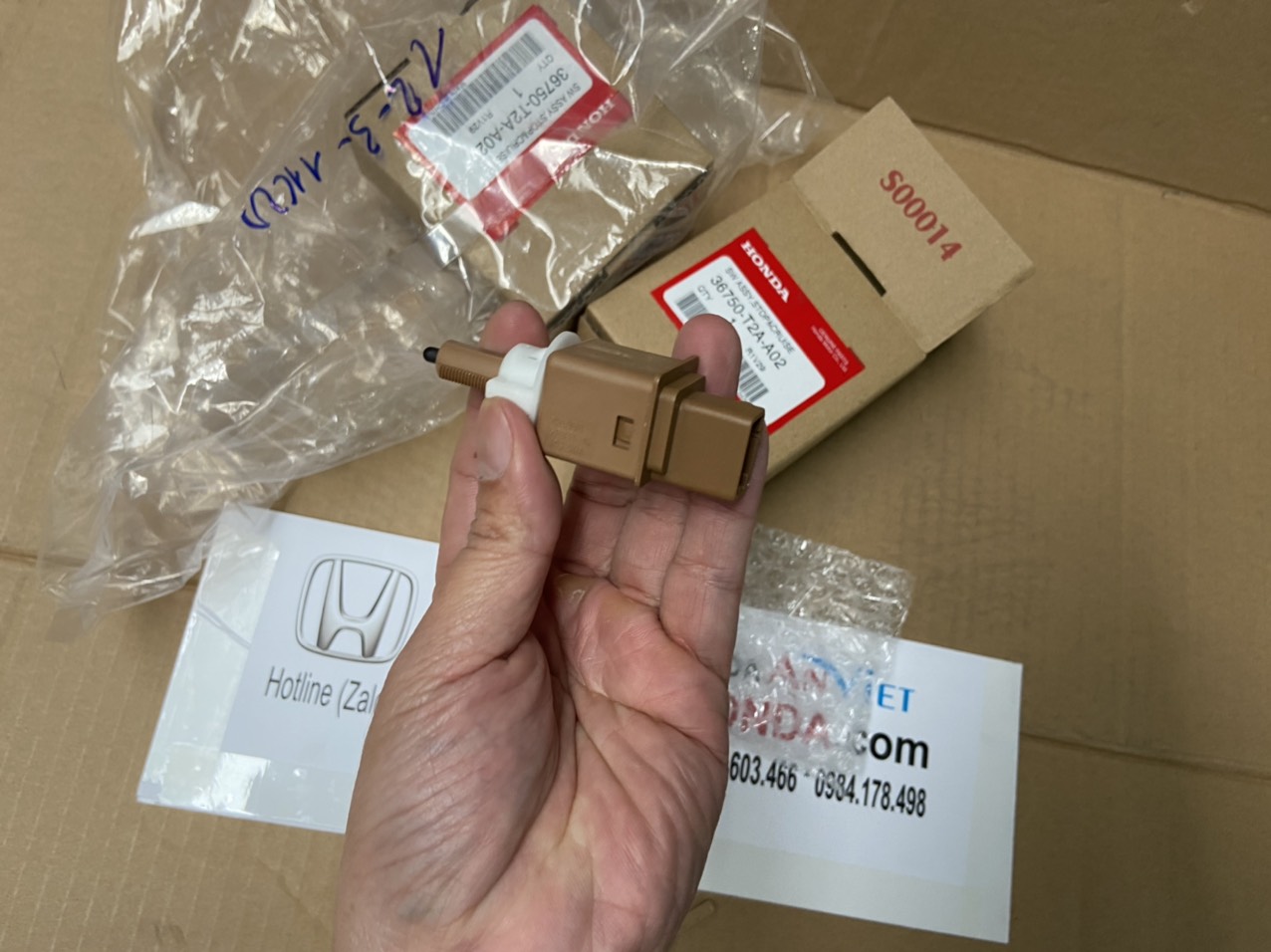 Công tắc bàn đạp chân phanh xe Honda BRIO